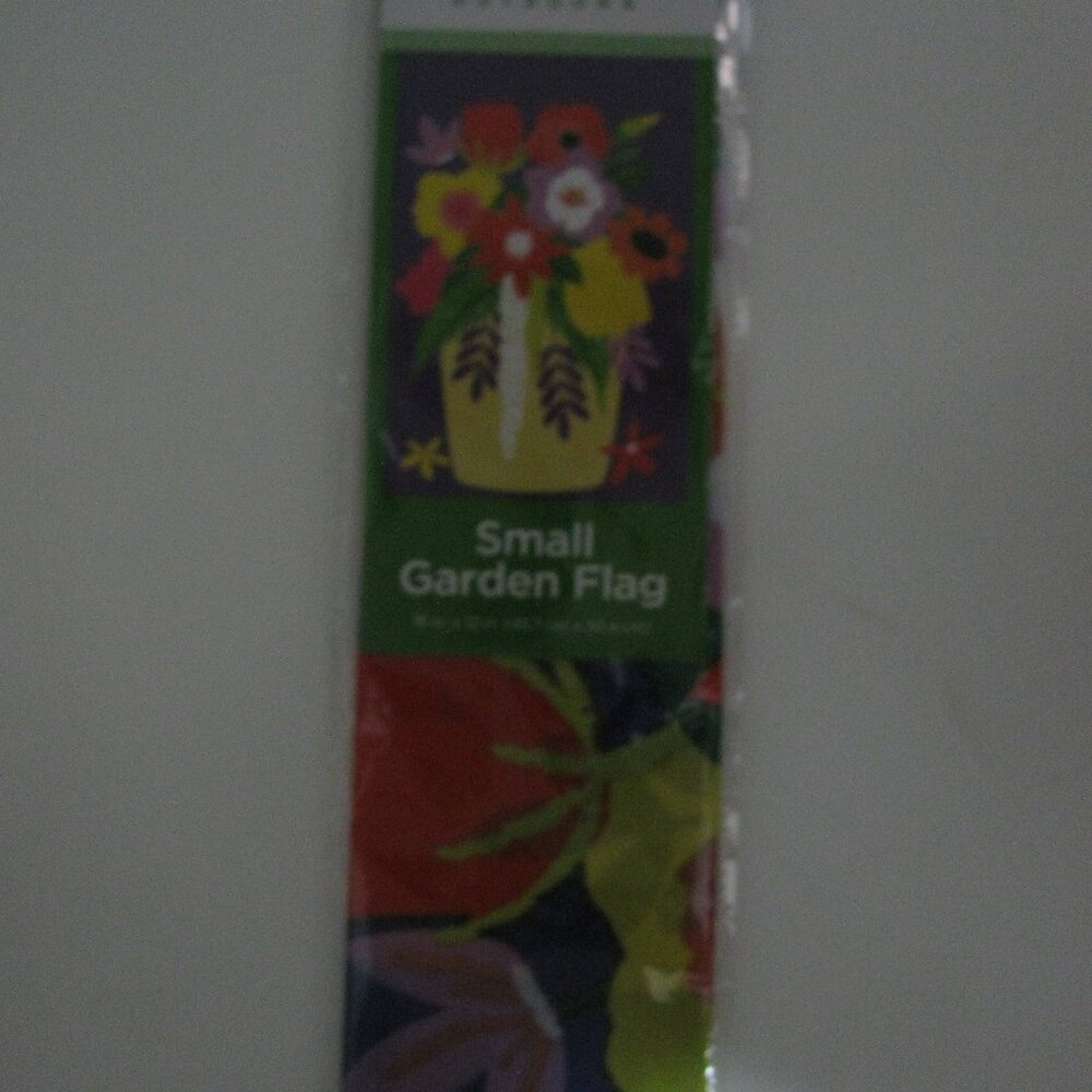 * Outdoor Garden Flag True Living New in Pkg Flowers in Vase
